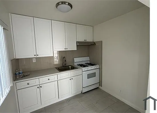 2 bed, 650 sqft, $2,400 — Photo 3