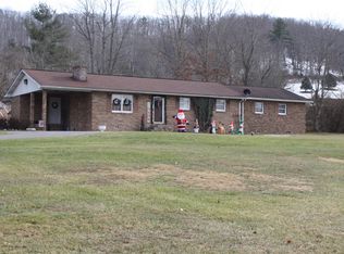 62 Howards Br, Hinton, WV 25951