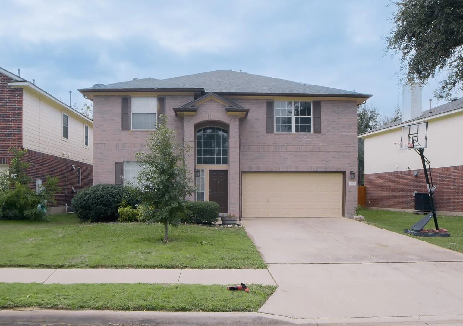 4 bed, 2.5 bath, 2731 sqft, $2,800 — Photo 1