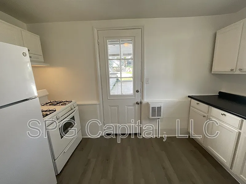 2 bed, 1.0 bath, 770 sqft, $1,050 — Photo 2