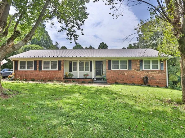 1724 Terry Ln, Yadkinville, NC 27055