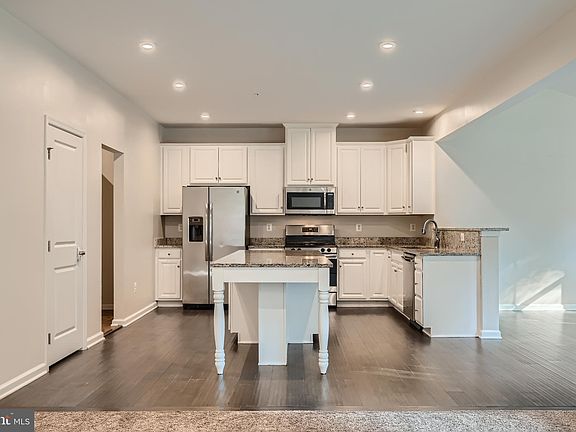 4th image of 8184 Hickory Hollow Dr