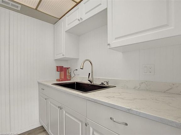 3rd image of 2113 Lakeview Dr APT 2B