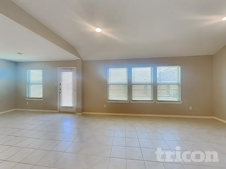 1002 Meadow Wood Ln — Photo 3