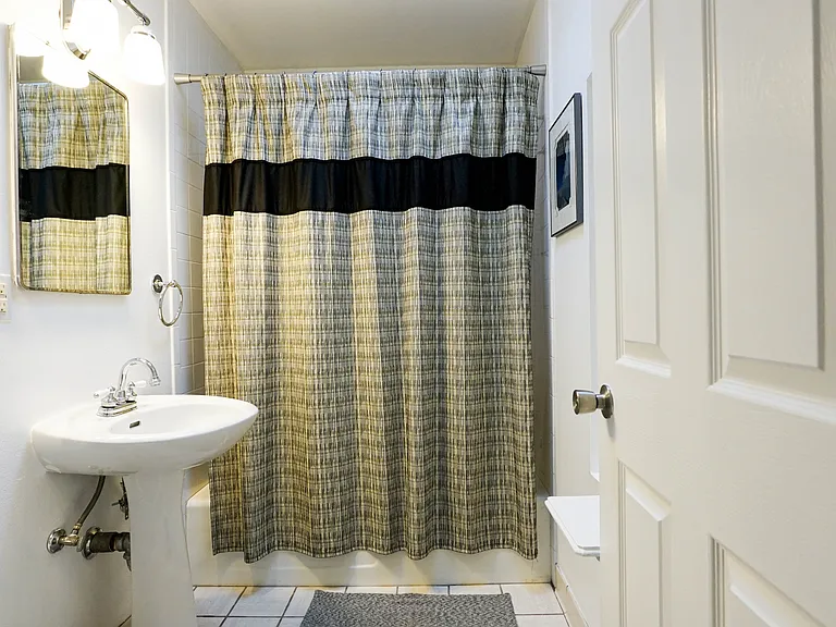 Main Guest Bathroom