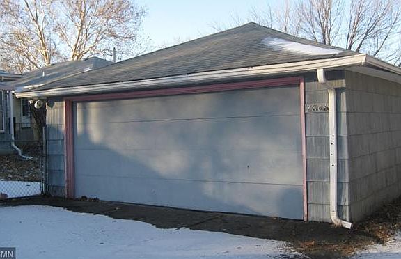 3rd image of 2806 Irving Ave N