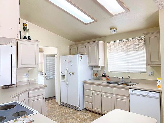 3rd image of 3710 S Parkview Cir
