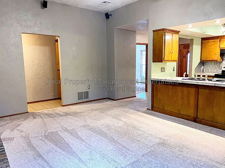 204 W 10th St — Photo 20