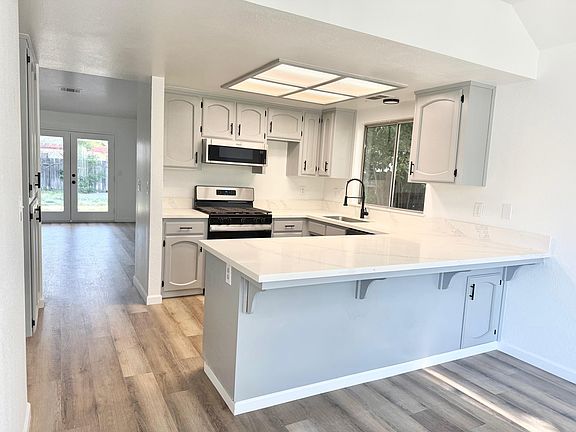 5th image of 1321 E Buena Vista Avenue