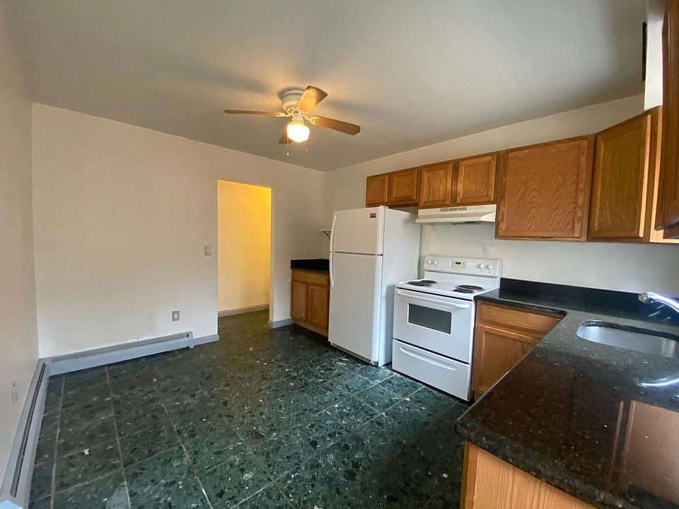 Large Eat In Kitchen w/Granite Countertops