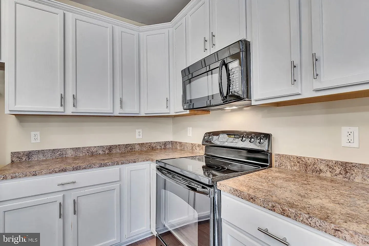 8051 Forest Ridge Dr — Photo 4
