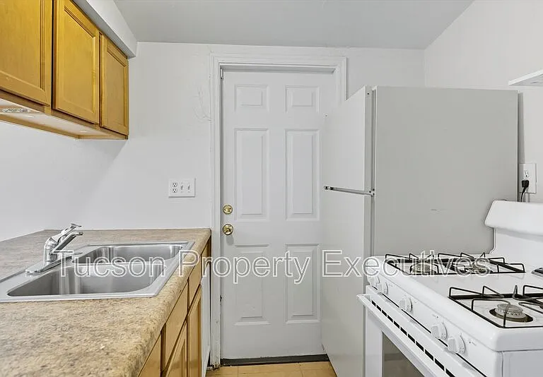 1662 N Beverly Ave — Photo 3
