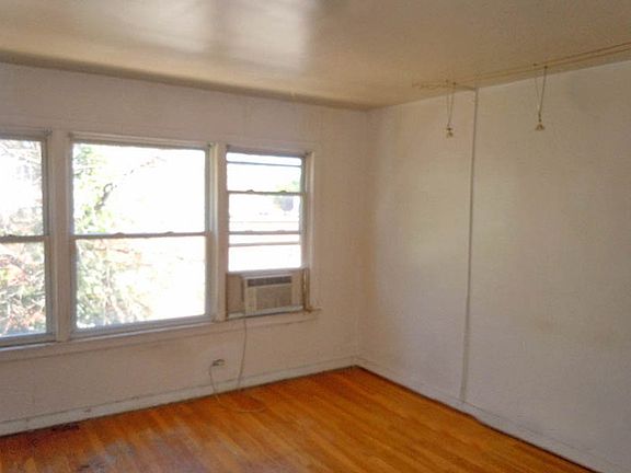 2nd image of 1621 W Glenlake Ave APT 2W