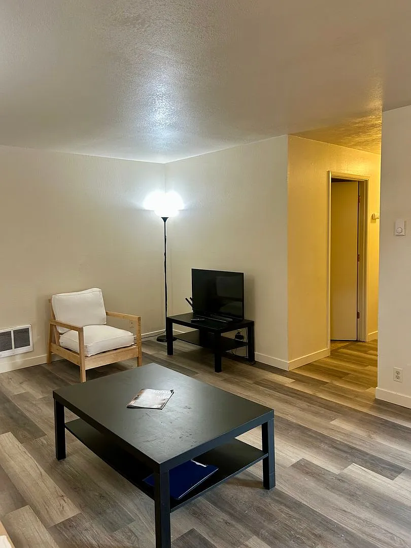 Furnished 2 Bedroom Condo - Furnished Mid-Term Rental — Photo 4