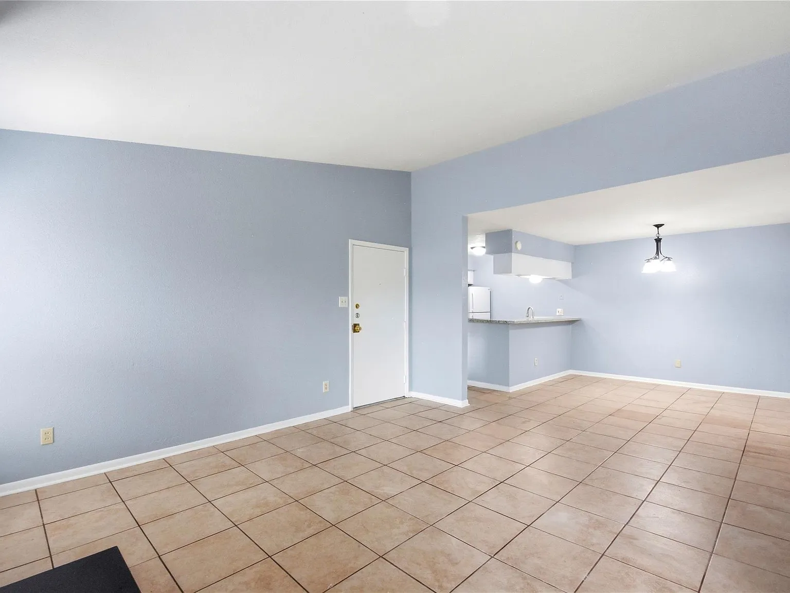 2 bed, 1.0 bath, 877 sqft, $1,150 — Photo 2