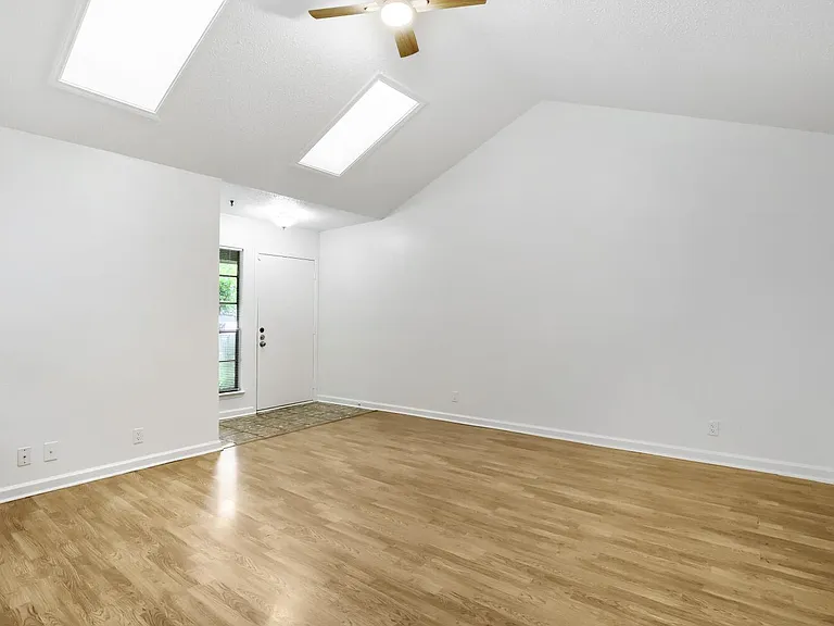 10710 Topperwein Dr #B — Photo 2