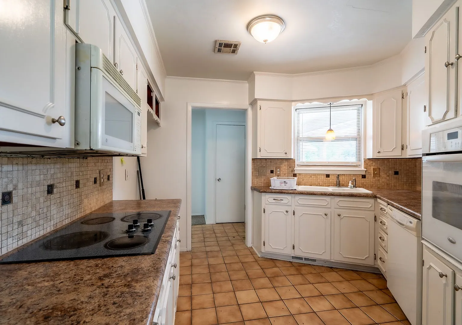 9041 E 33rd St, Tulsa, OK 74145 - 3 Bed/2 Bath | Small Pets Welcome — Photo 4