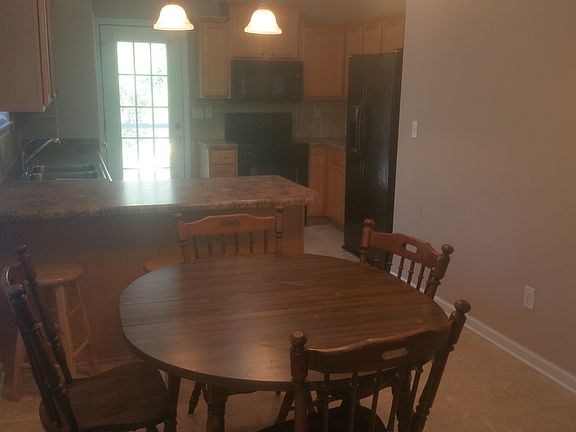 Open kitchen & dining floor plan with peninsula