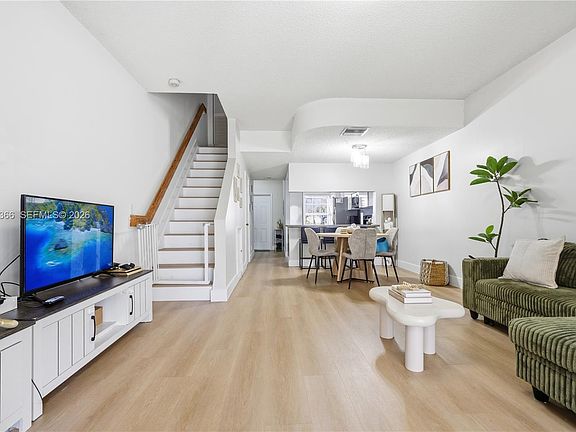 4th image of 2 Simonton Cir