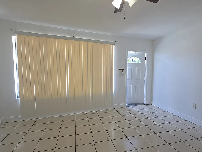 160 NW 15th Pl — Photo 8