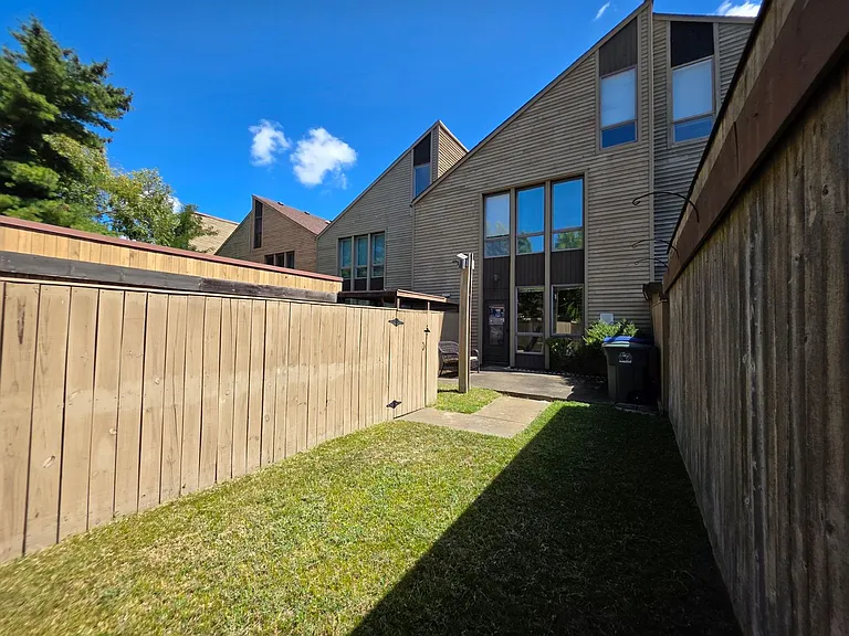 717 Botetourt Gdns — Photo 25