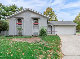 12237 Country Wood Ct, Maryland Heights, MO 63043
