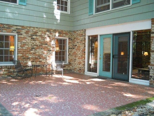 Entryway, patio w/ gas grill