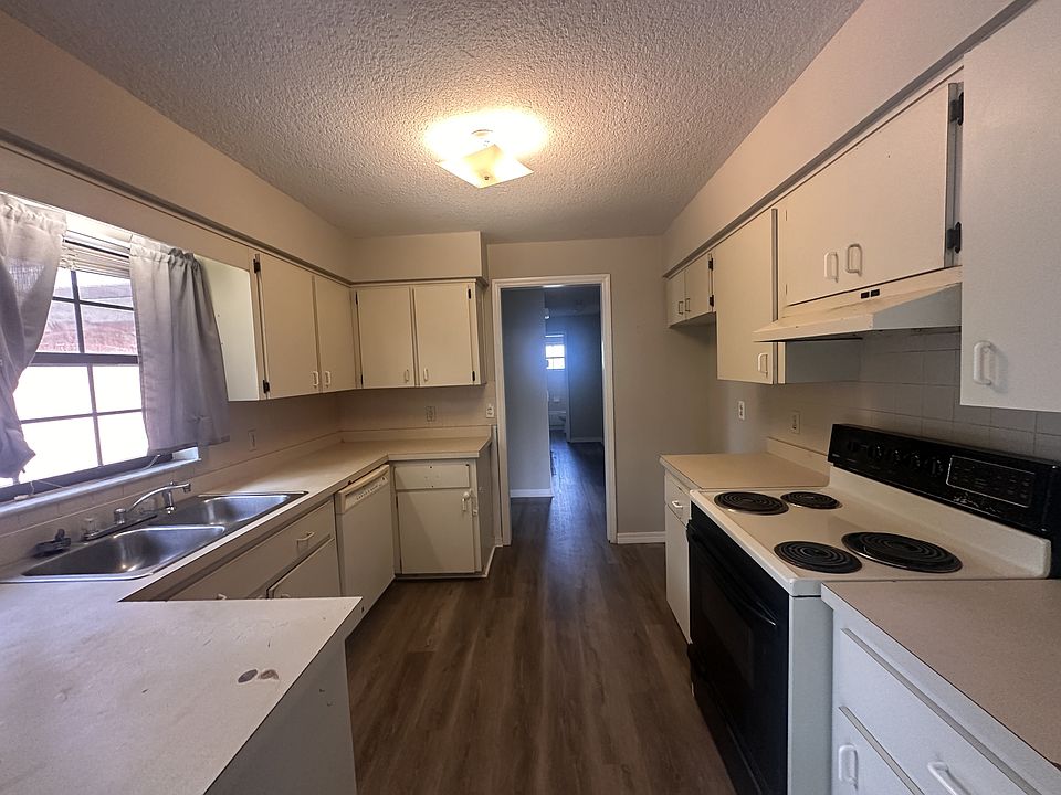 2nd image of 832 Bahia Cir