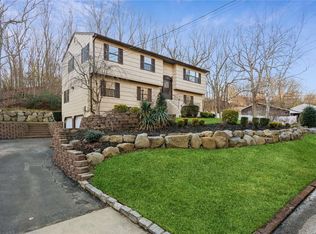 18 Chateau Dr, Melville, NY 11747