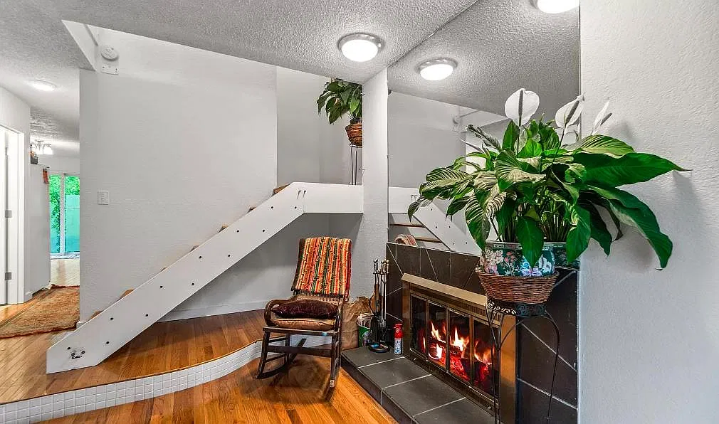 1343 Crescent Dr — Photo 3