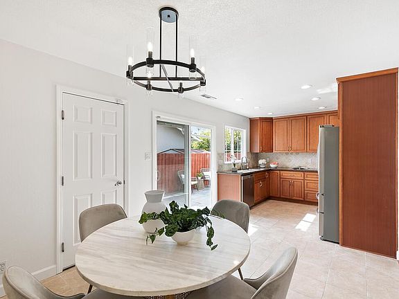 4th image of 4246 Woodcrest Dr