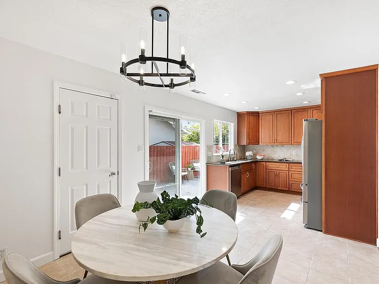 4246 Woodcrest Dr — Photo 4