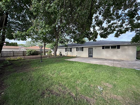 3rd image of 613 Fairlane Dr