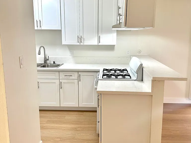 Lynrose Manor Apartments — Photo 5