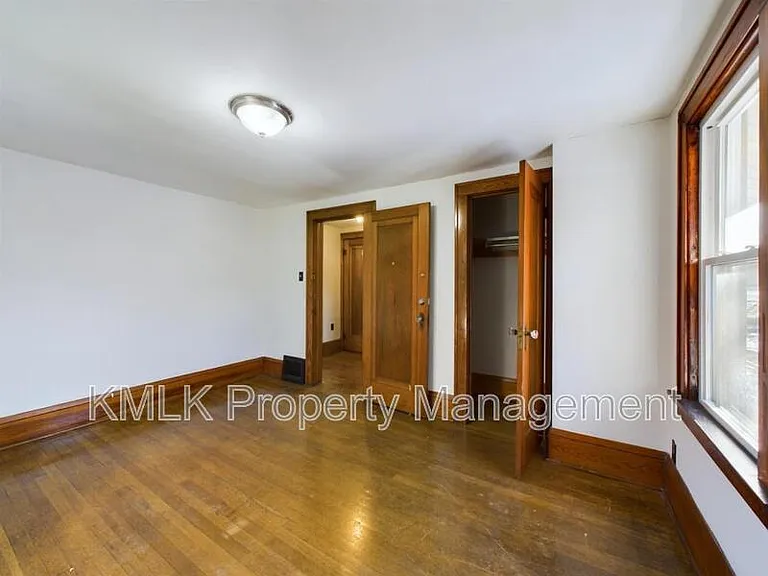 524 Allyn St — Photo 35