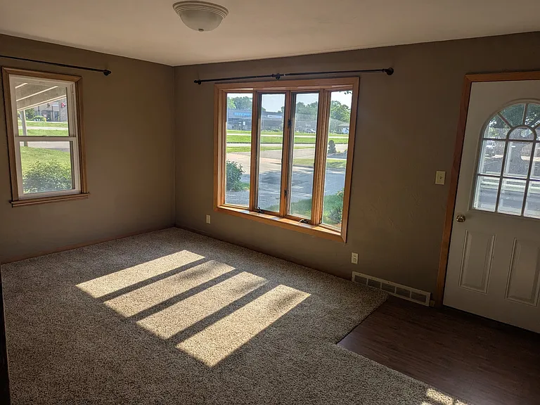 116 Rhame Ave — Photo 3
