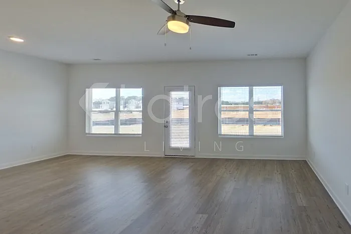 4 bed, 2.5 bath, 2047 sqft, $1,915 — Photo 2
