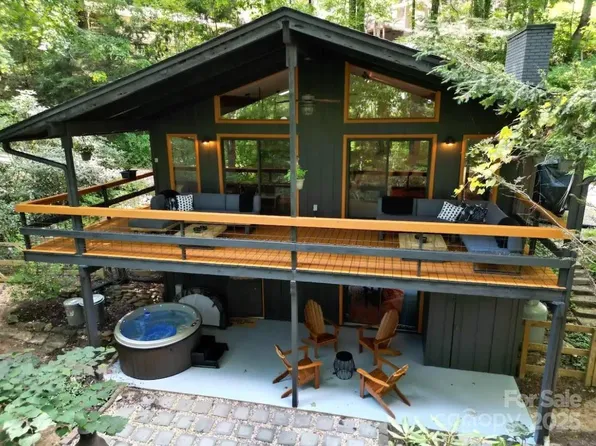 26 Walnut Dr, Maggie Valley, NC 28751