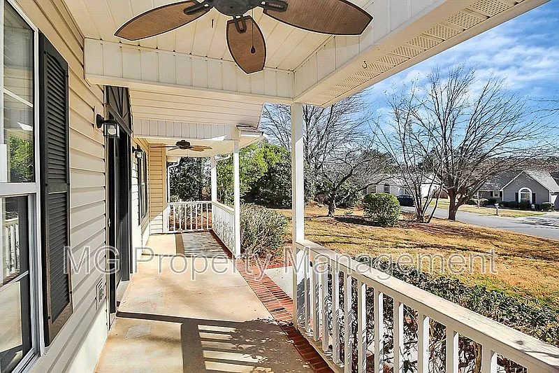 3 bed, 2.0 bath, 1300 sqft, $1,895 — Photo 3