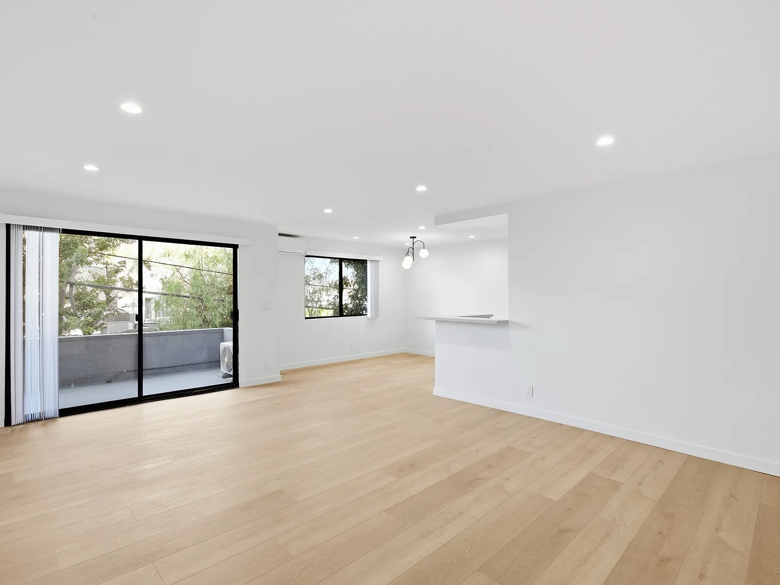 642 NW Knoll Dr — Photo 4