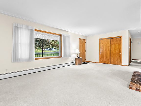 4th image of 1077 Riverside Dr