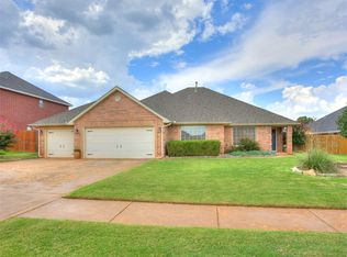 401 N Topaz Way, Mustang, OK 73064