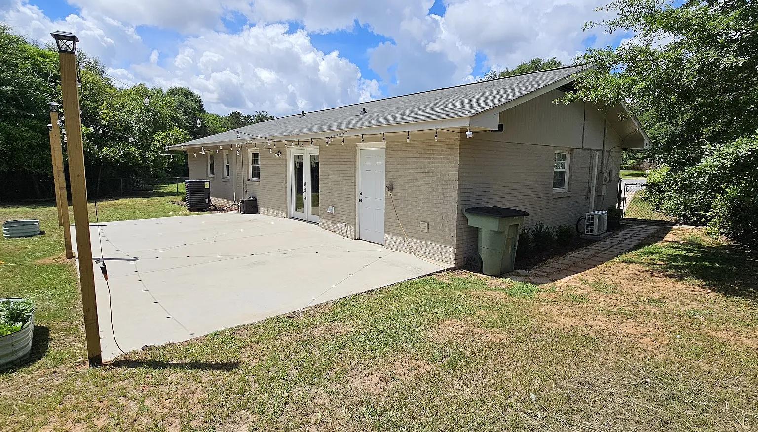 3 bed, 1.5 bath, 1350 sqft, $1,400 — Photo 4
