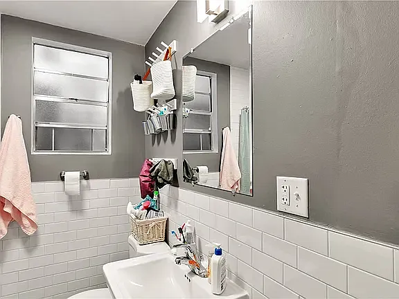 534 E Waldburg St #B — Photo 12