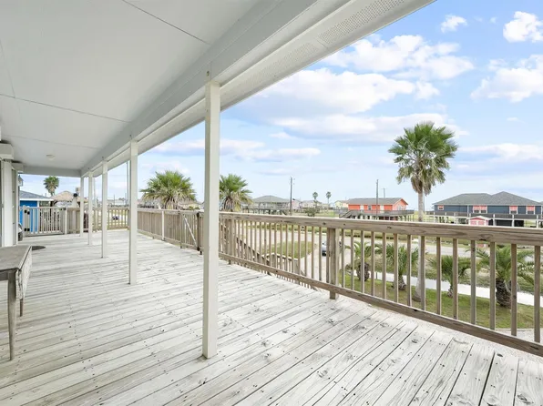 904 Surf Dr, Surfside Beach, TX 77541