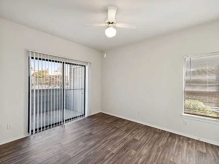 Tivoli Apartments — Photo 8