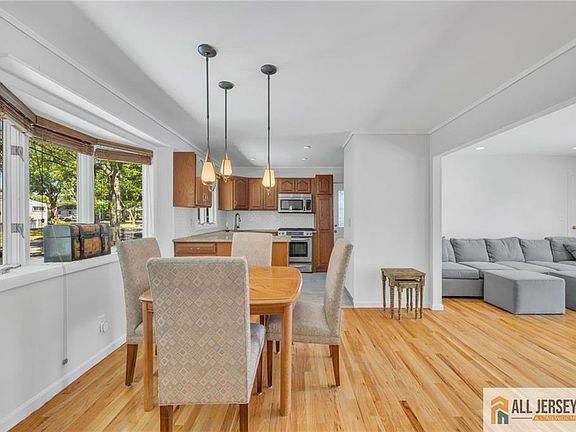 3rd image of 32 Bucknell Rd