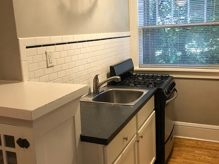 Ashland & Laurel Apartments — Photo 13