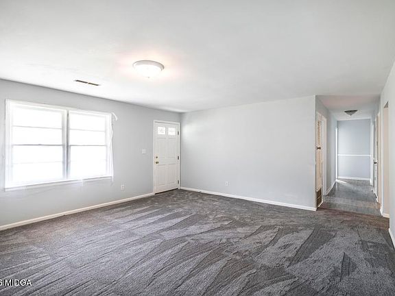 3rd image of 918 Henderson Rd