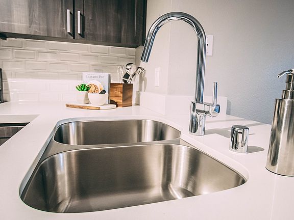 High arc pull-out faucet